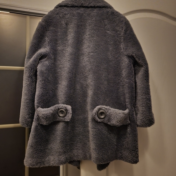 Cute faux fur grey coat, perfect for winter and fall - Picture 4 of 5